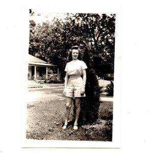 Vintage Pretty Young Woman in Shorts 1950s fr-1